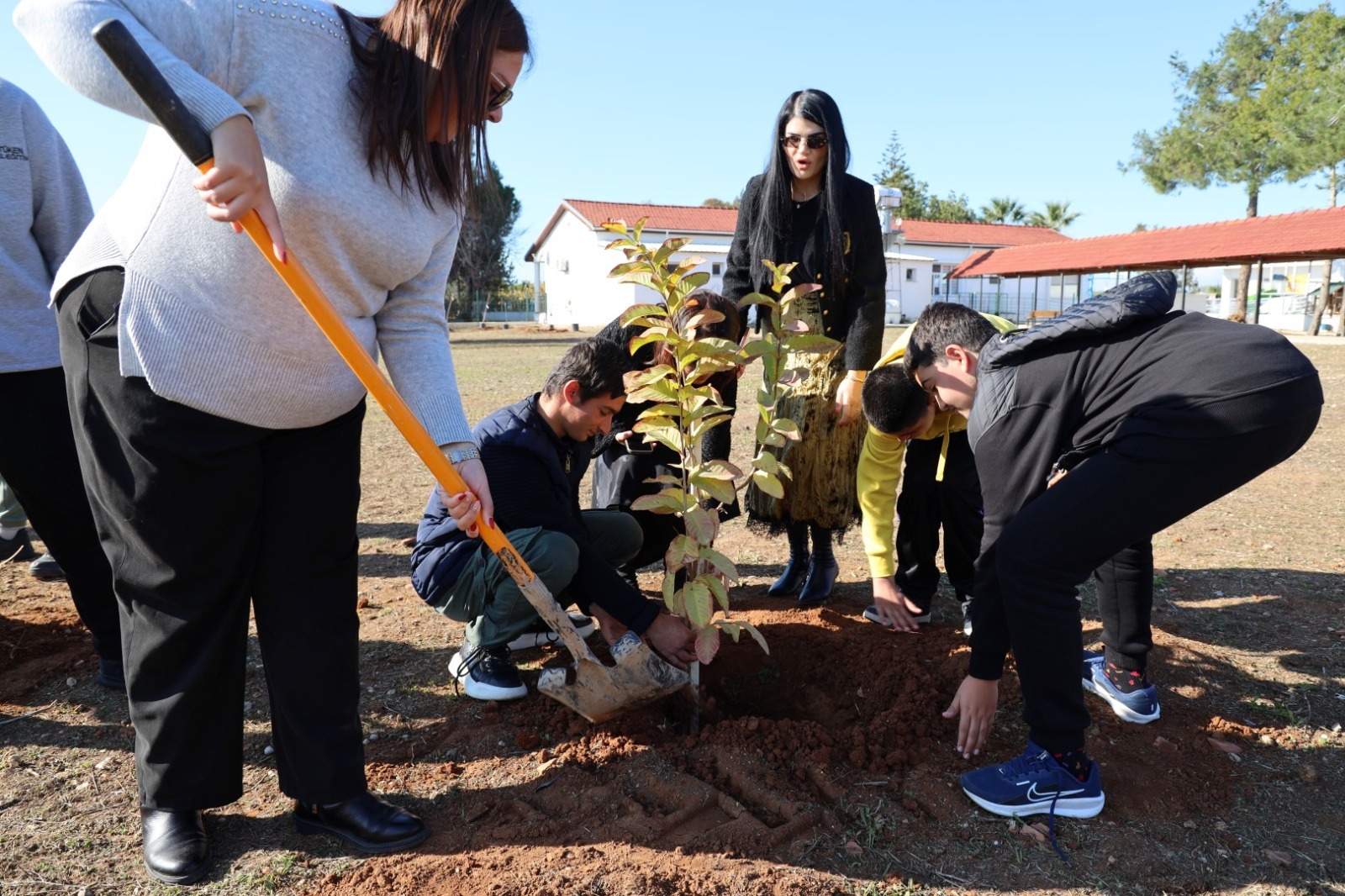 You are currently viewing İskele Belediyesi Ötüken Özel Eğitim Okulu’nda meyve bahçesi oluşturdu